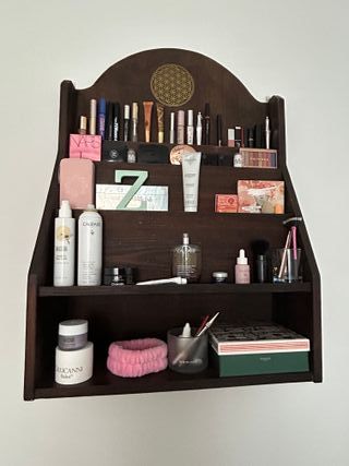 Estante madera marrón cosméticos