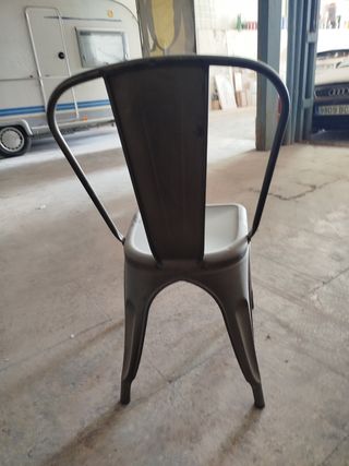 Silla metálica gris estilo bar