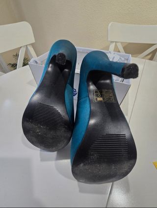 Zapatos tacón aguja color verde azulado
