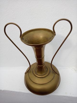 Jarrón latón antiguo.
Altura 30 cms.
