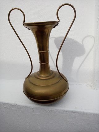 Jarrón latón antiguo.
Altura 30 cms.