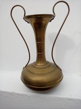 Jarrón latón antiguo.
Altura 30 cms.