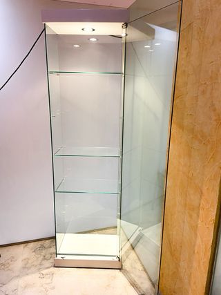 Vitrina expositora de cristal con luz y cierre