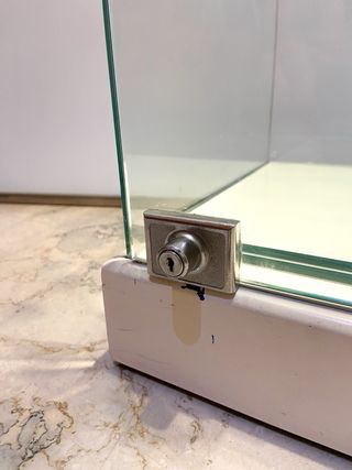 Vitrina expositora de cristal con luz y cierre