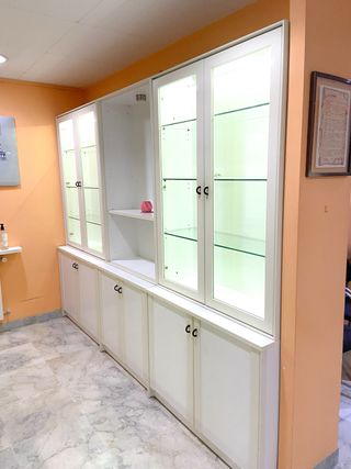 Vitrina expositora blanca - Mueble madera