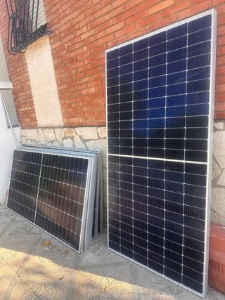9 PLACAS SOLARES DE 500 VATIOS.