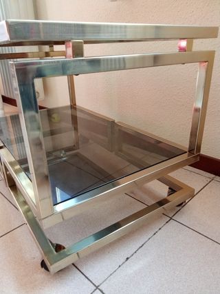 Mesa centro de bronce y cristal con ruedas 