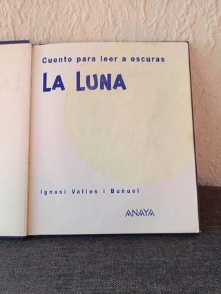 La Luna: Cuento para leer a oscuras (Cuentos Pa...
