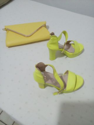Bolso y zapatos amarillos