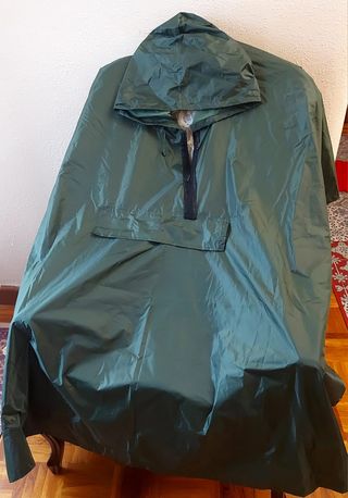 Capa impermeable verde