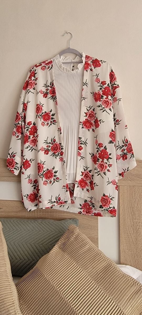 Kimono floral rojo y blanco