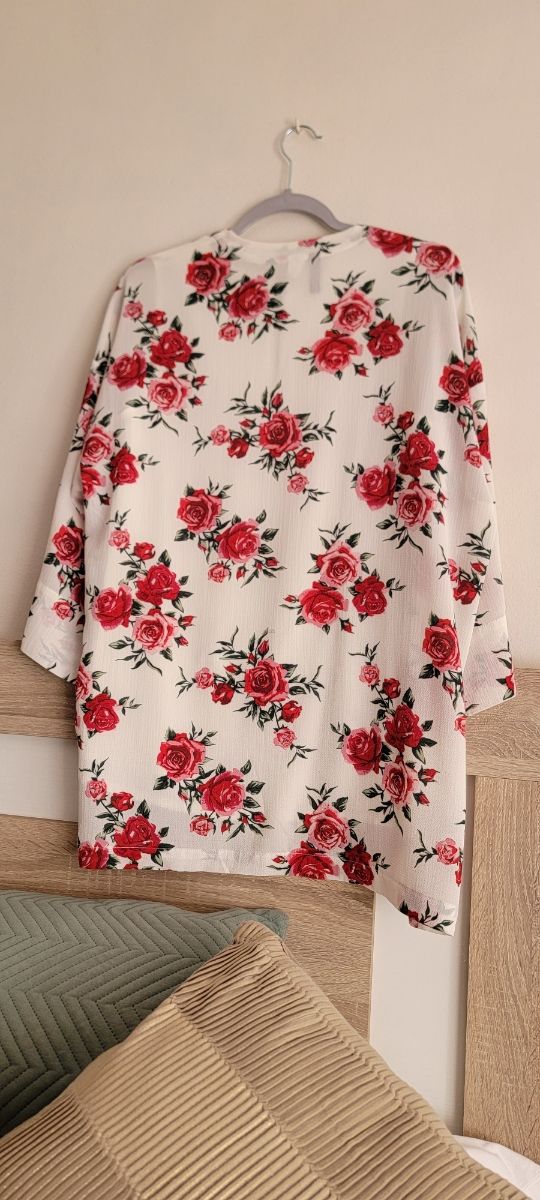 Kimono floral rojo y blanco