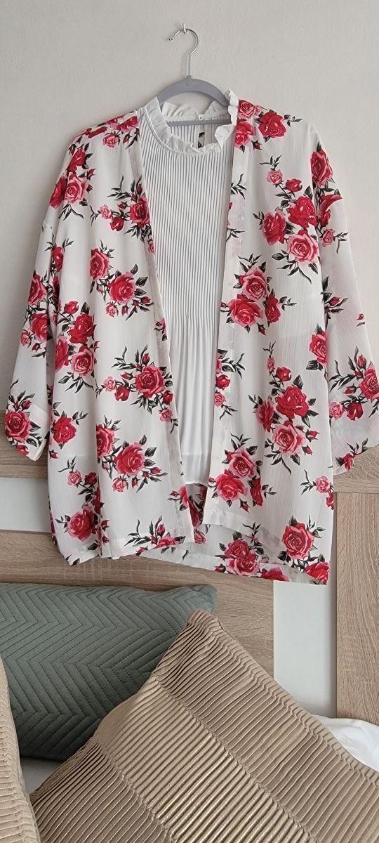 Kimono floral rojo y blanco