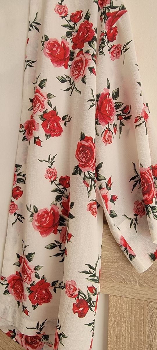 Kimono floral rojo y blanco