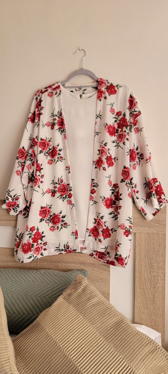 Kimono floral rojo y blanco