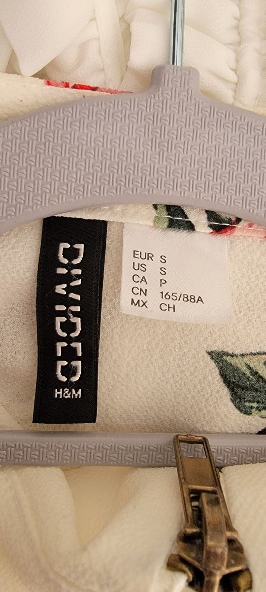 Kimono floral rojo y blanco