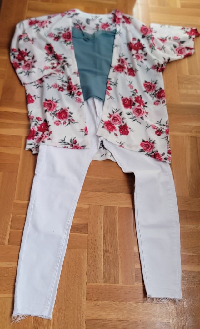 Kimono floral rojo y blanco