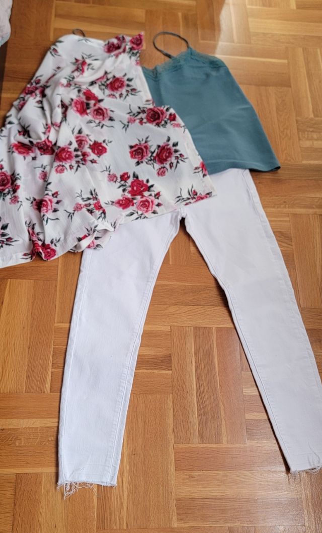 Kimono floral rojo y blanco