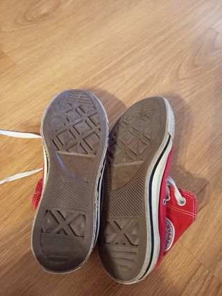 Converse altas y bajas
Negro desgastado, rojas