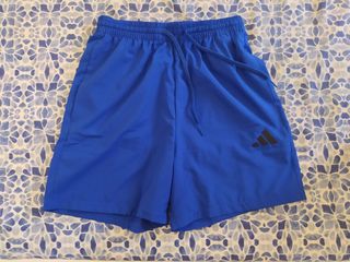 Pantalón corto Adidas azul, sin uso. 
