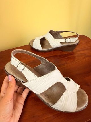 Sandalias cuña de piel blanca 