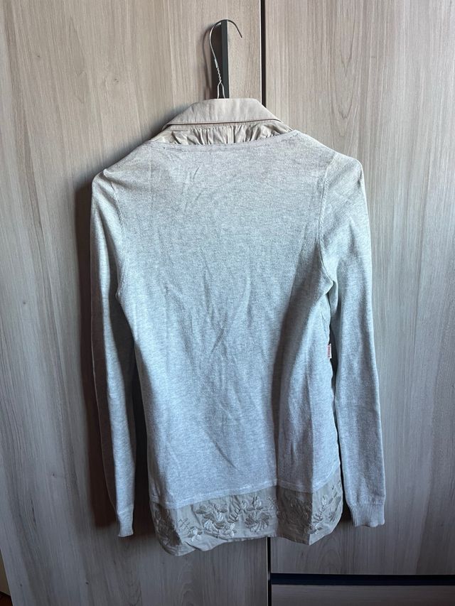 Conjunto camisa y cárdigan beige