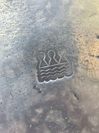 fuente de estaño antiguo