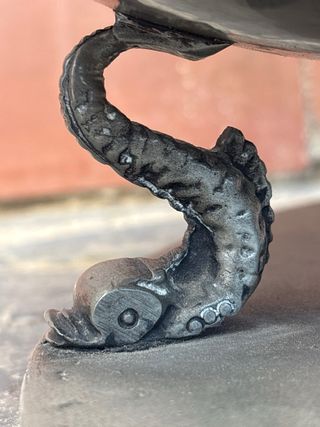 fuente de estaño antiguo
