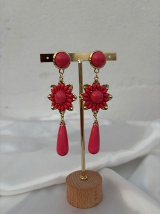 Pendientes largos dorados con flores coral 