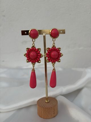 Pendientes largos dorados con flores coral 