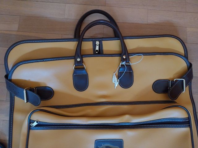 Maleta portatrajes/vestidos unisex.