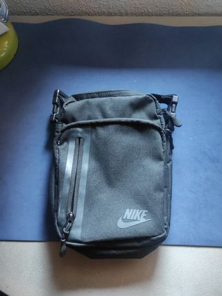 Riñonera Nike tech en color negro 