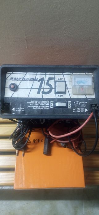 Cargador baterías Emerson 15