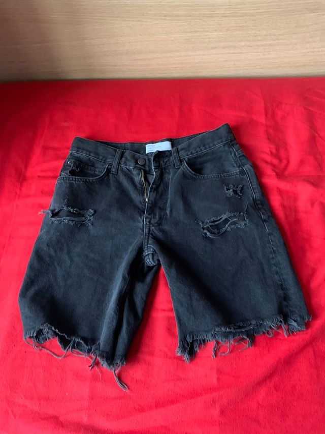 Shorts Bershka negros rotos talla S
