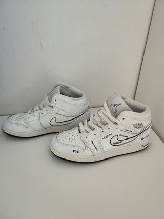 Zapatillas Nike Jordan 1 Mid blancas 40
