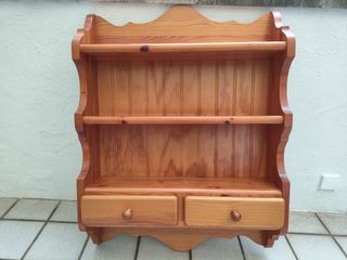 Estantería rústica de madera
