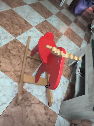 Caballo balancín rojo