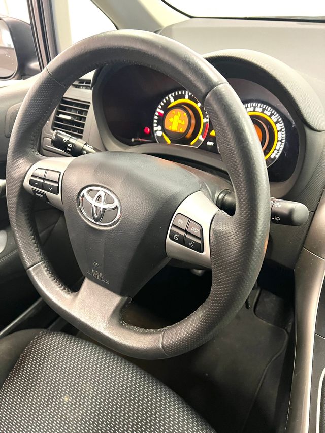Toyota Auris 2011