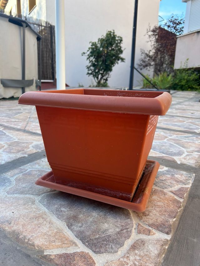 Fioriera quadrata in plastica marrone