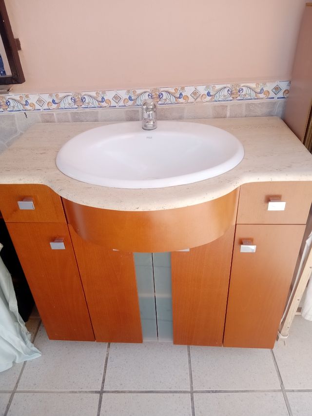 Mueble lavabo grifo  y espejo