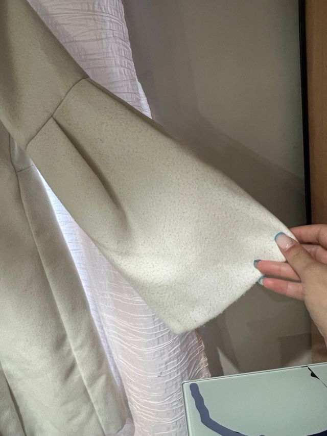 Abrigo blanco mangas anchas