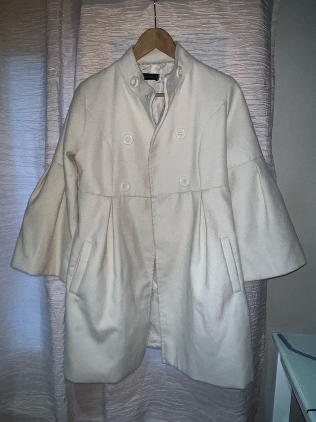 Abrigo blanco mangas anchas