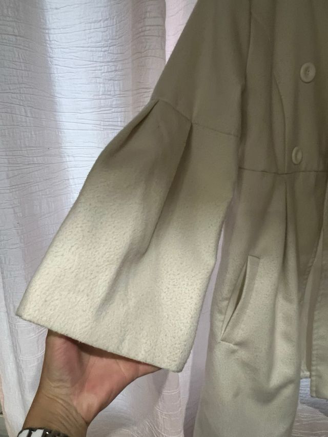 Abrigo blanco mangas anchas
