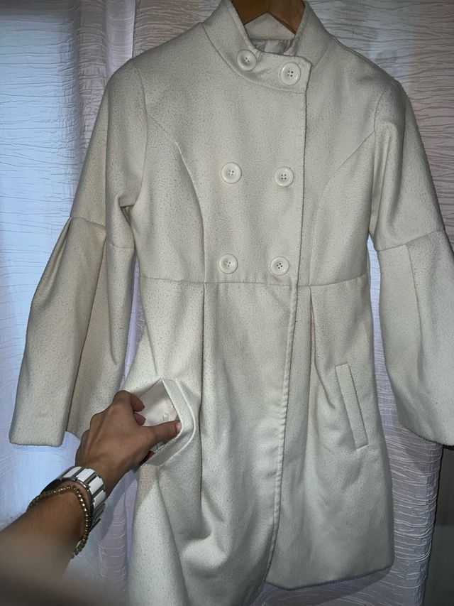 Abrigo blanco mangas anchas