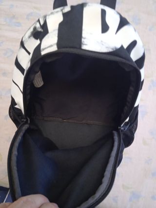 MOCHILA PEQUEÑA MARCA NIKE COLOR NEGRO Y BLANCO