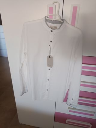 Camisa Zara blanca cuello maho 
Talla 13/14 años
