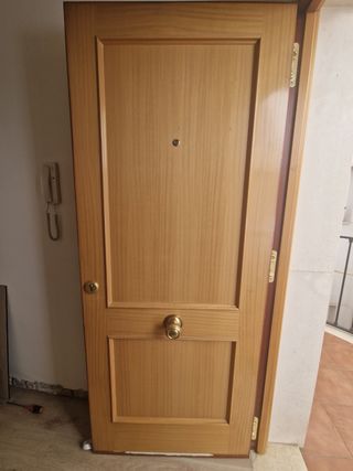Puerta madera maciza entrada