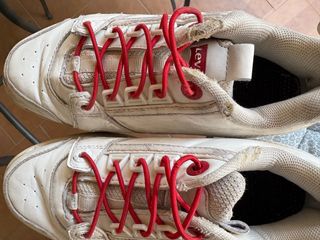 Zapatillas Levis rojas y blancas