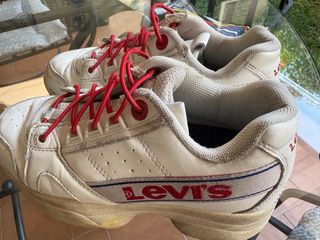 Zapatillas Levis rojas y blancas