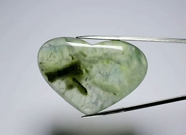 Prehnita verde corazón